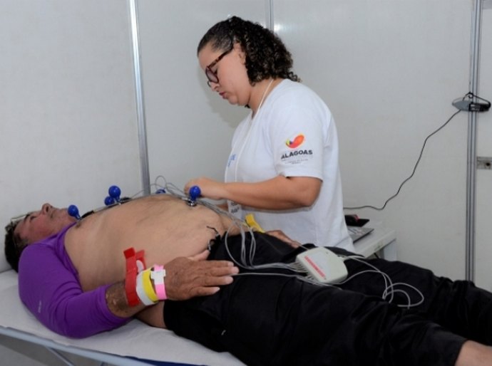 Nove deputados e diversas lideranças políticas de todo Estado prestigiam festa de Abrahão Moura