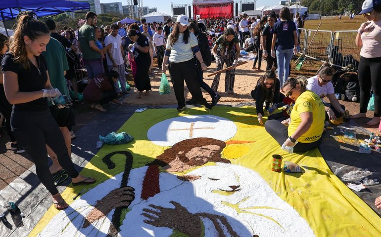 Jovens no DF se unem por tapetes de Corpus Christi e “jejum” de telas