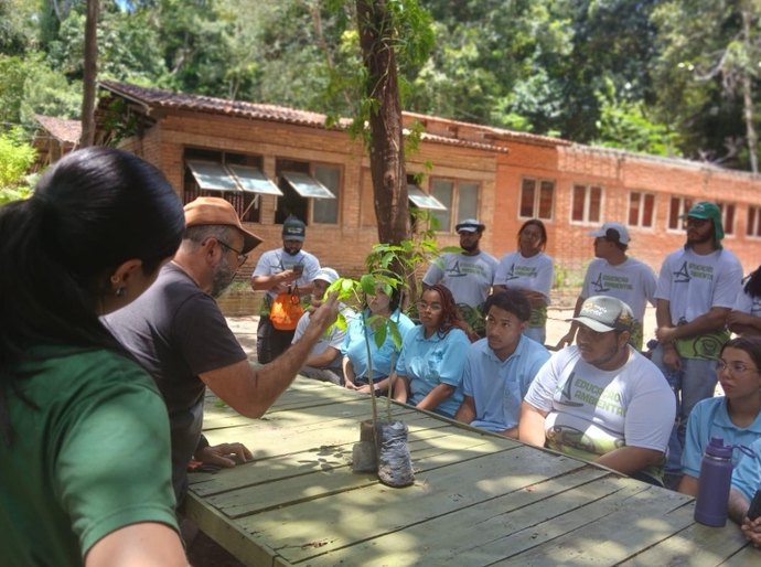 Educadores ambientais da Alurb recebem capacitação sobre plantio de árvores