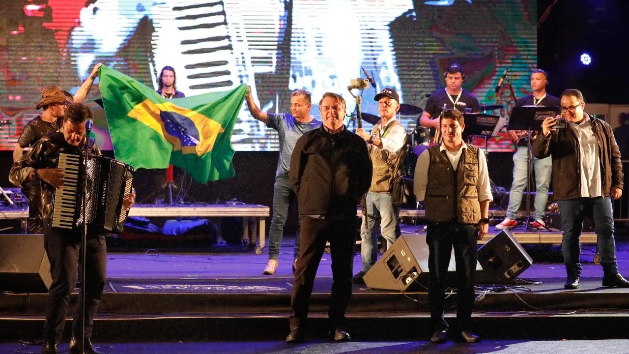 Bolsonaro é vaiado e xingado durante passagem no São João de Caruaru