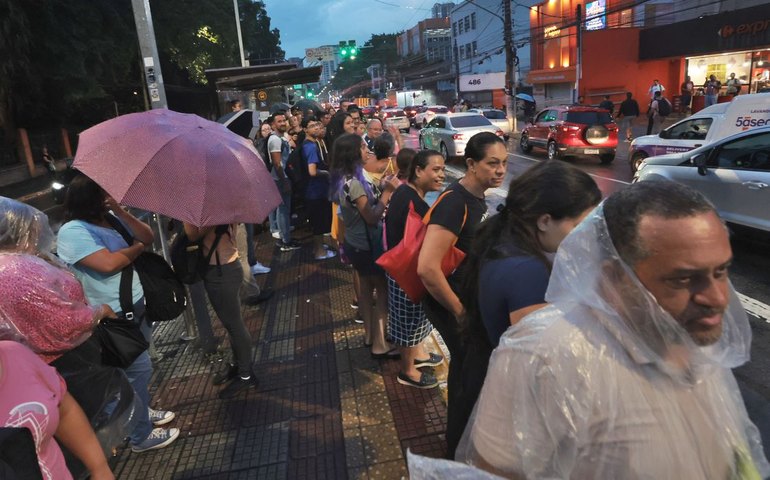 Chuva deixa 179 mil imóveis sem energia elétrica em São Paulo
