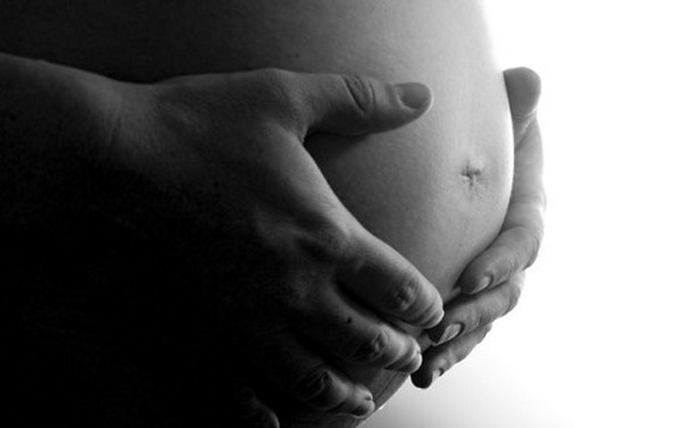 Mulher com dor de estômago descobre que tinha um bebê crescendo dentro do intestino, em caso raro na medicina; entenda