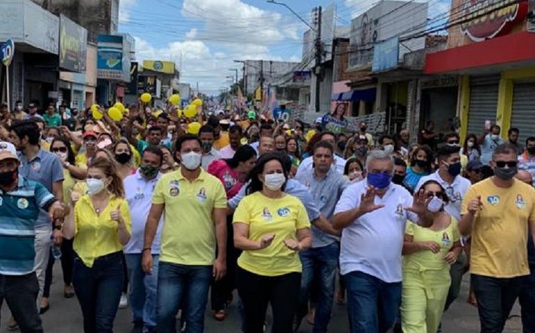 Eleitores conduzem Fabiana em  caminhada nas ruas de Arapiraca