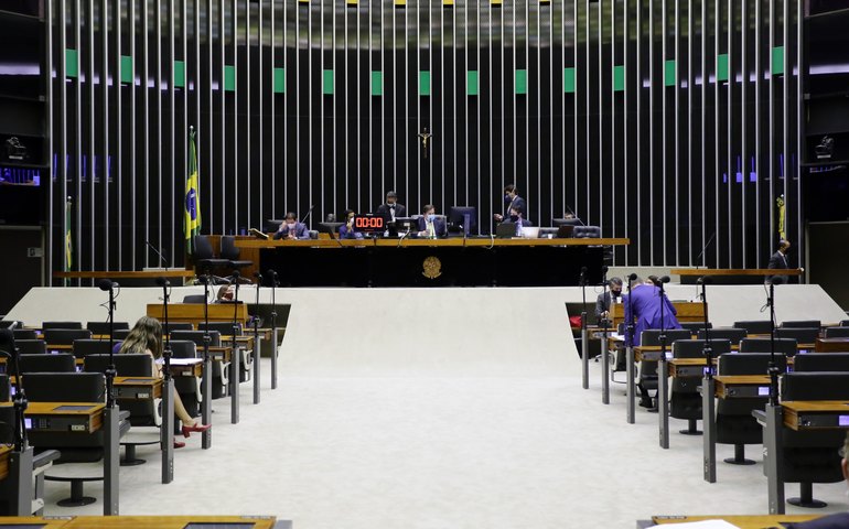 Oposição vai protocolar ainda hoje representação para cassar mandado de Silveira