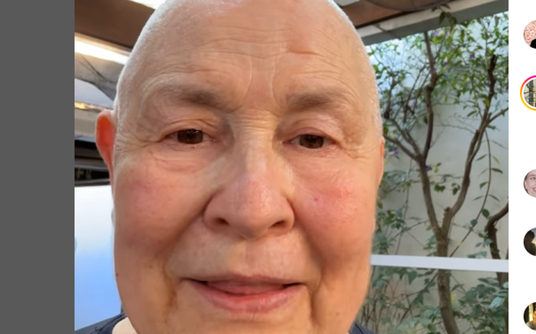 Biblioteca de Monja Coen tem livros em japonês, Buda, Alcorão, samurais e Abel Ferreira