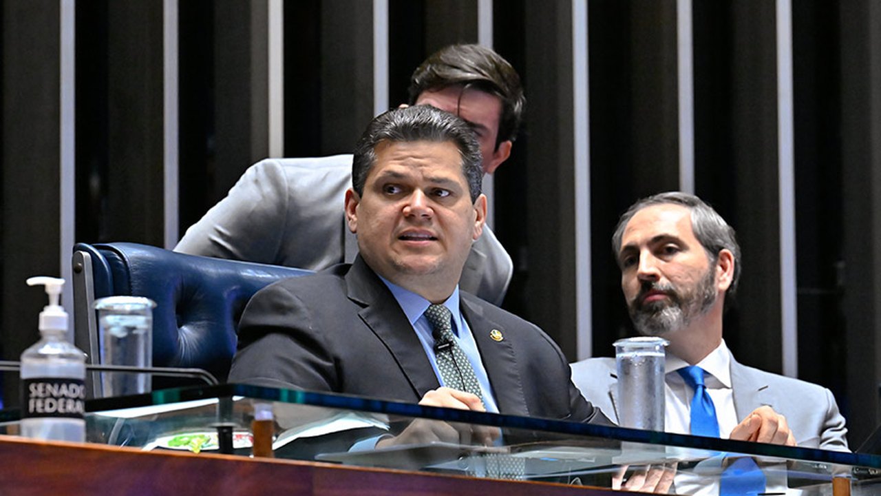 Senado promulga emendas sobre 6x1 e agentes de saúde