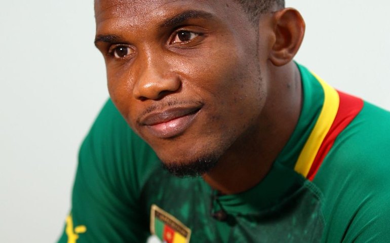 Camaronês Samuel Eto’o destrói carro em acidente, é internado, mas passa bem