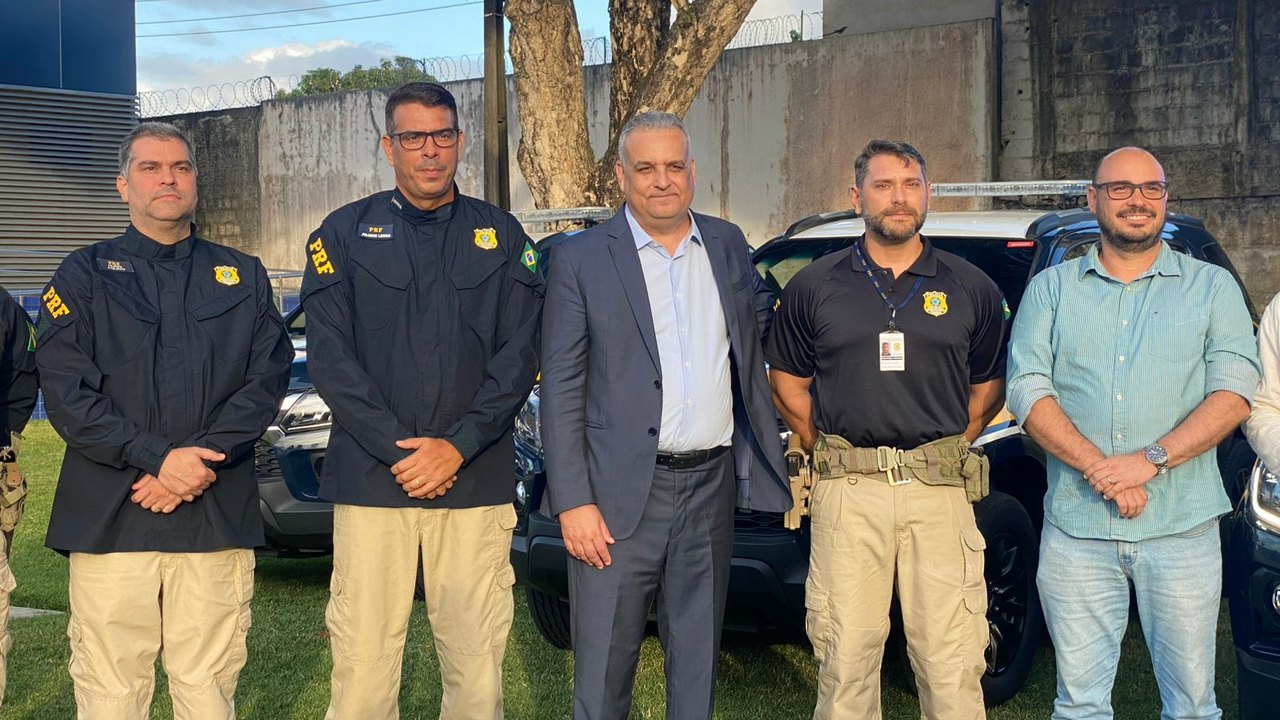 Deputado Alfredo Gaspar entrega duas novas viaturas para a PRF em Alagoas