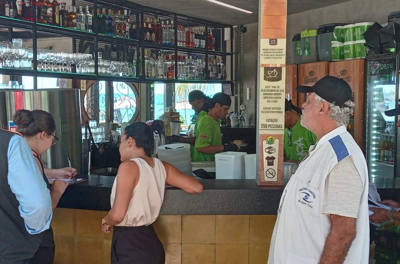 Programa “De Olho Vivo no Verão” reforça segurança alimentar na orla de Maceió