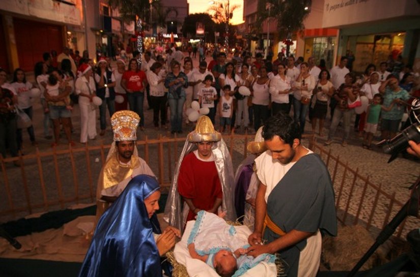 Programação do "Natal Mágico" percorre praças da cidade