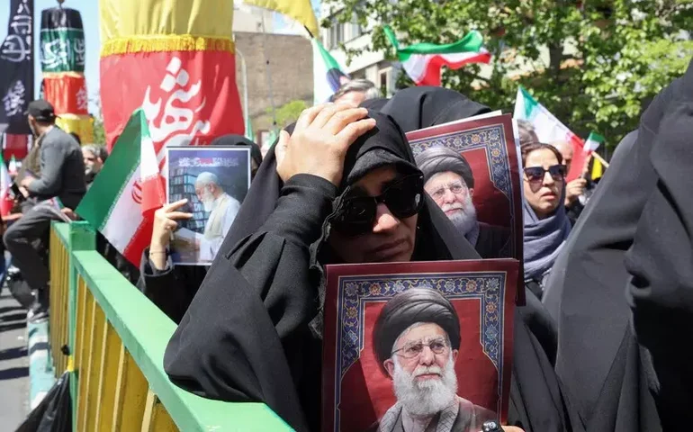 Irã presta homenagem a líder supremo morto em ataque de EUA e Israel