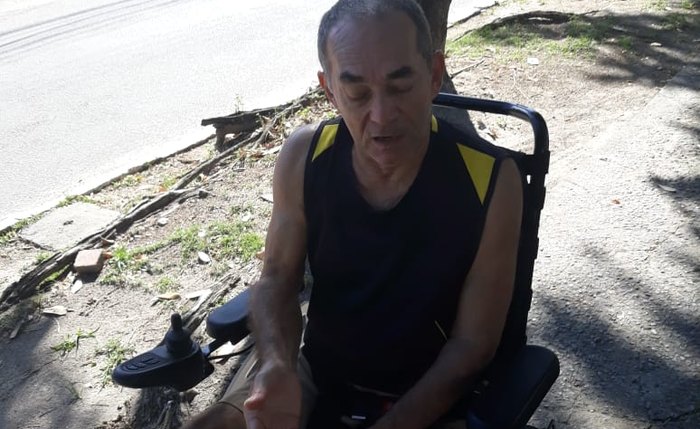 Idoso cadeirante reclama de calçadas inacessíveis na Jatiúca