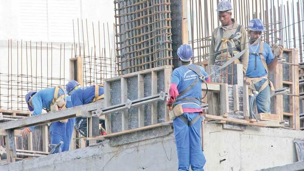 Contaminação por COVID-19 em obras cai ainda mais