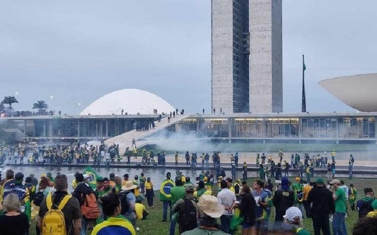 Steve Bannon e aliados de Donald Trump comemoram “Capitólio brasileiro”