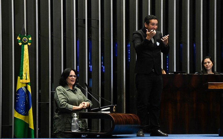 Projeto que regulamenta o exercício dos profissionais de Libras vai a sanção