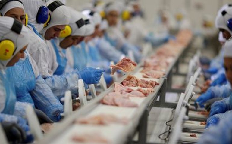 UE e 14 países suspendem temporariamente importação de carne brasileira
