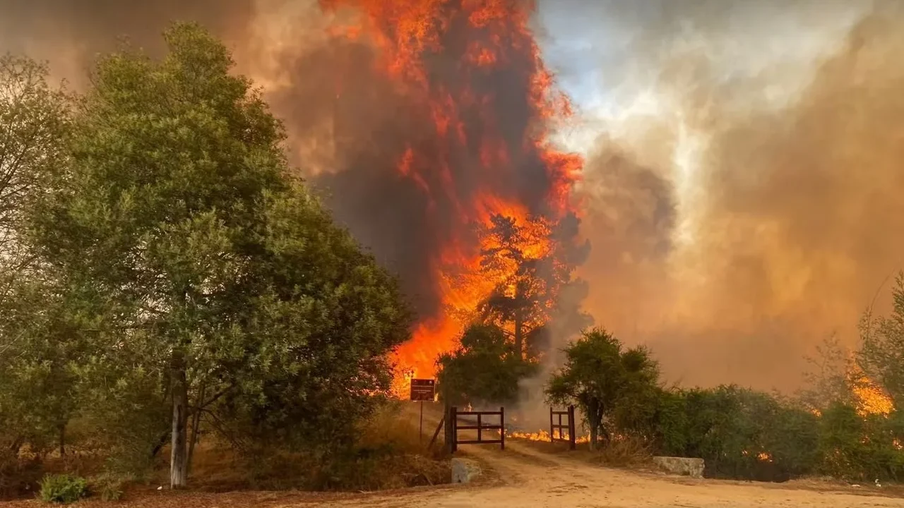 Los Angeles busca sobreviventes dos incêndios; órgão alerta para condições climáticas perigosas