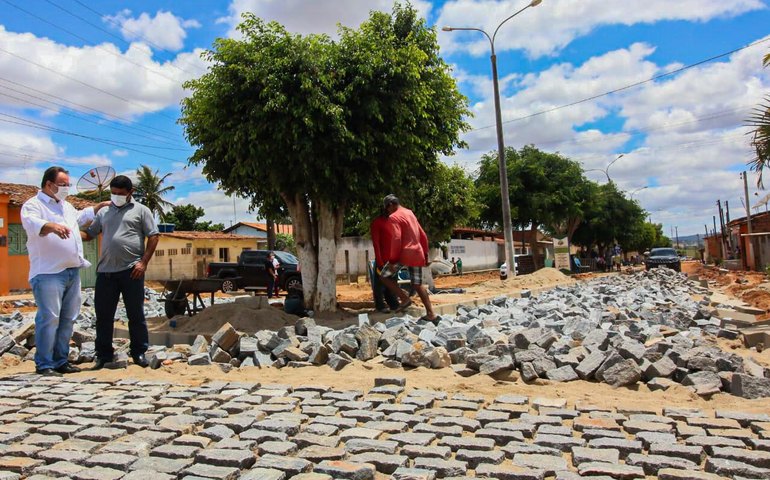 Moradores agradecem início da pavimentação no Pau Ferro
