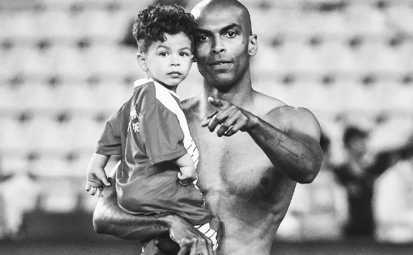 Antalyaspor faz homenagem a Davi, filho do zagueiro Naldo que morreu em acidente