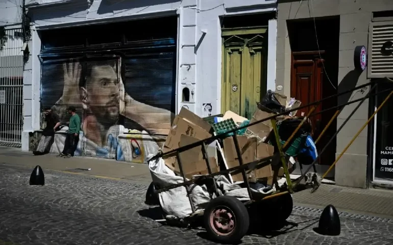 Pobreza aumenta e atinge 40,1% dos argentinos no primeiro semestre