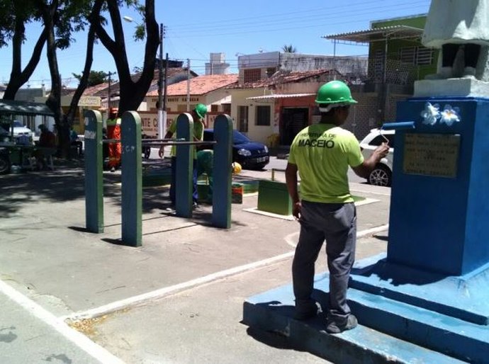 Praças, mirante e coreto da capital alagoana recebem manutenção