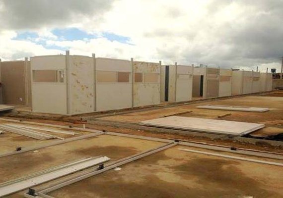 Arapiraca: Prefeitura repactua contratos para conclusão de creches