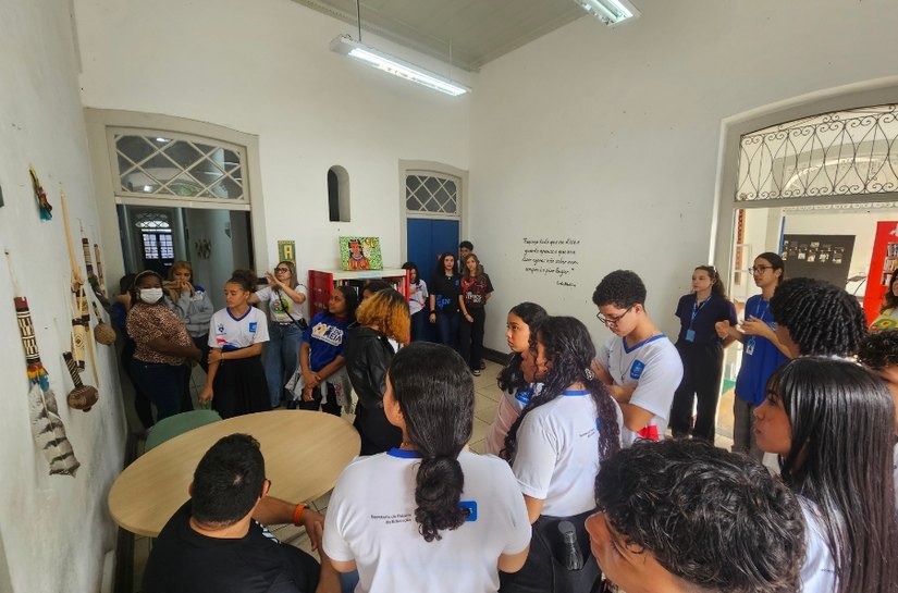 Estudantes da Escola Princesa Isabel vivenciam cultura alagoana na Biblioteca Graciliano Ramos