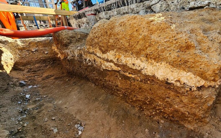 Arqueólogos revelam estrada romana de 43 d.C. sob estrada moderna em Londres (FOTOS)