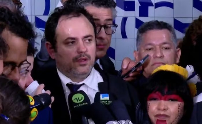 Glauber Braga fala com a imprensa após ser retirado da Câmara