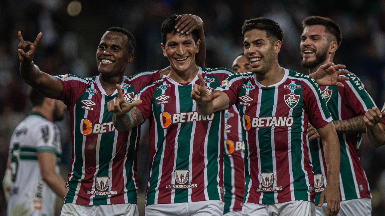 Com 2 de Willian, Flu goleia Coritiba e dorme na vice-liderança do Brasileirão