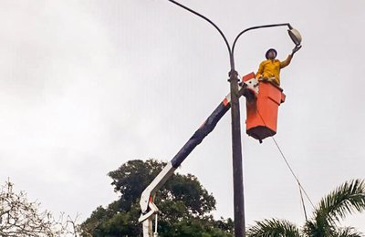 Prefeitura de Arapiraca recupera rede de iluminação em praças que tiveram fios furtados por criminosos