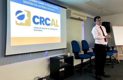 Bacharéis em ciências contábeis prestam exame para habilitação profissional neste domingo (15) 