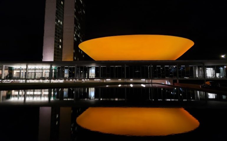 Câmara tem iluminação laranja em campanha de combate à exploração sexual de crianças e adolescentes