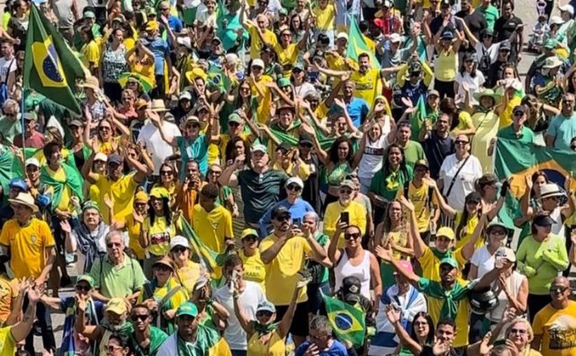 Apoiadores de Bolsonaro realizam ato pedindo anistia e o impeachment de Lula