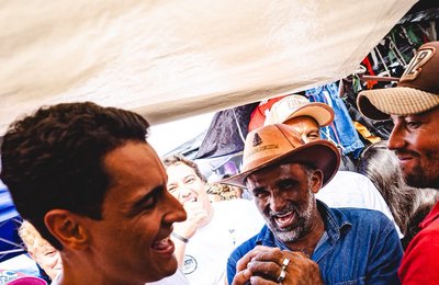 “Venderam a água e entregam o pior saneamento do Brasil”, afirma JHC durante romaria em Dois Riachos