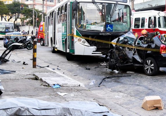 Acidente entre carro e ônibus deixa um ferido em Franco da Rocha, na Grande SP