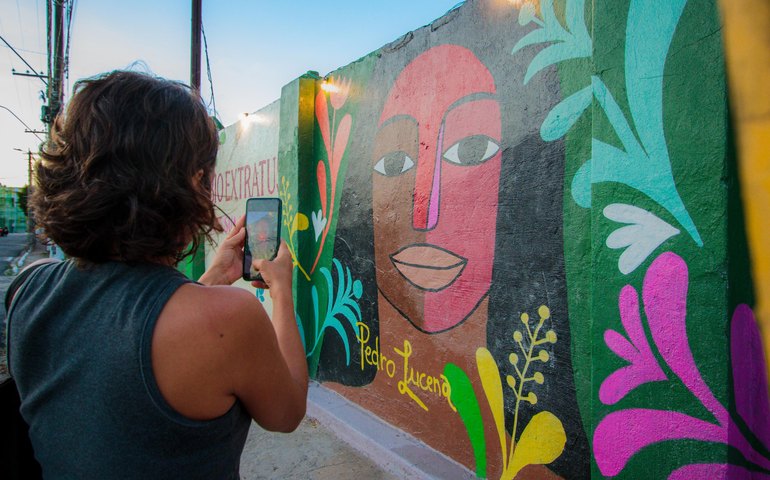 Governo de Alagoas dispõe muro do Arquivo Público como tela artística de pintura contemporânea