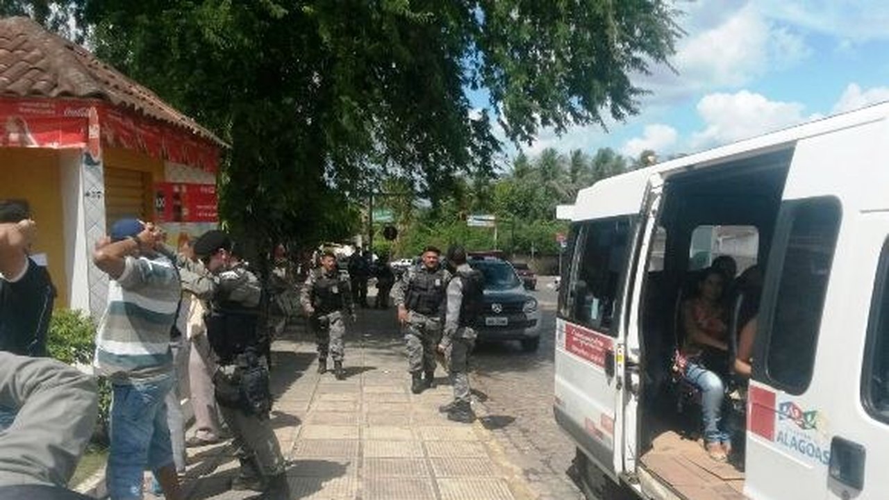Abordagens policiais no Agreste visam coibir entrada e saída de drogas