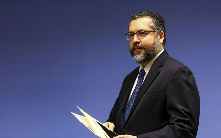 Ernesto Araújo chama aborto de &#8216;barbárie&#8217; e critica legalização na Argentina