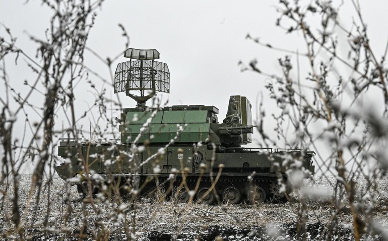 Sistemas russos de defesa aérea Tor-M1 derrubam drones ucranianos voando a baixa altitude