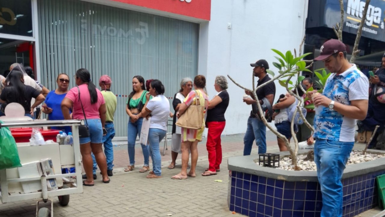 Caos e desrespeito no Bradesco: idosos enfrentam filas ao sol e humilhações no atendimento bancário no centro da cidade