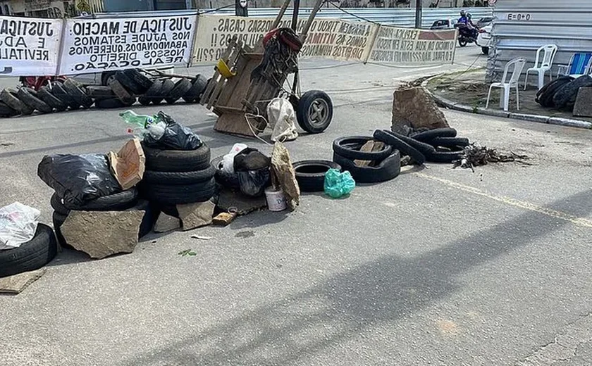 Moradores das áreas afetadas pelo afundamento do solo bloqueiam Av. Durval de Góes Monteiro em protesto