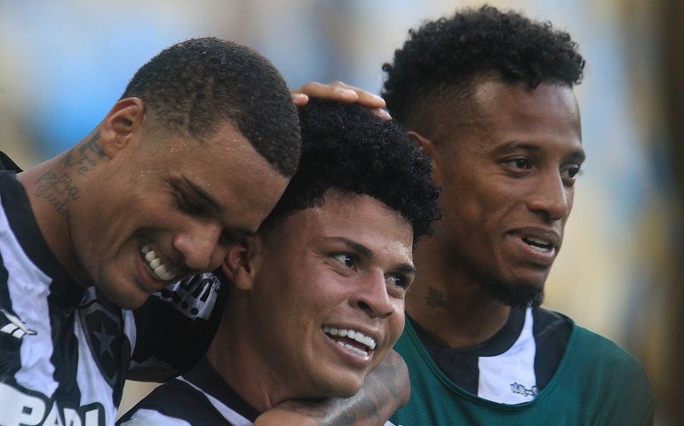 Botafogo bate Red Bull Bragantino e fica a um empate da fase de grupos da Copa Libertadores
