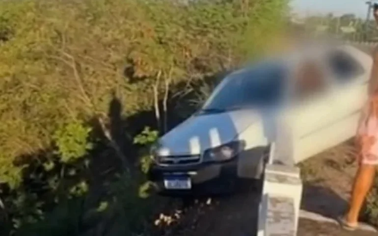 Livramento na AL-220: carro perde o controle e para à beira de ribanceira em viaduto de Arapiraca