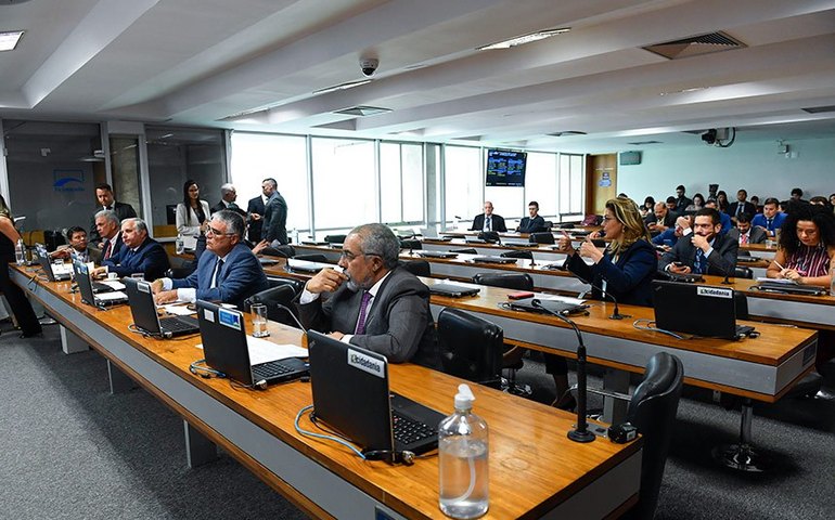 Senado aprova reforma tributária em 1º turno com placar apertado, por 53 votos a 24