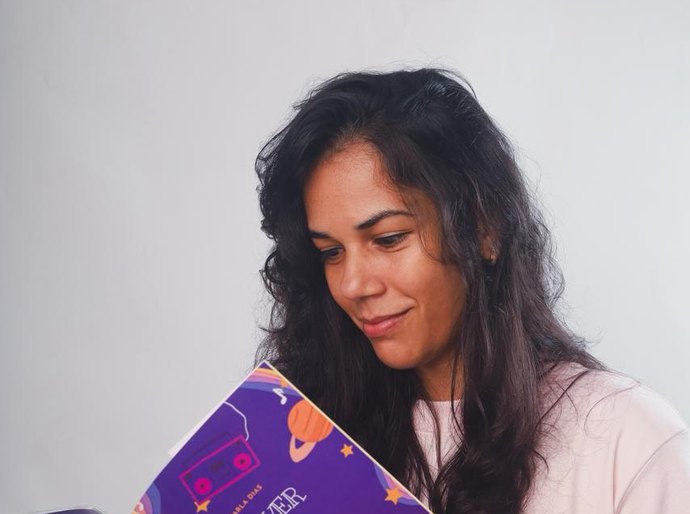 Escritora Karla Dias reflete sobre escuta ativa e relações afetivas em novo livro infantil 'Oliver e o Rádio'