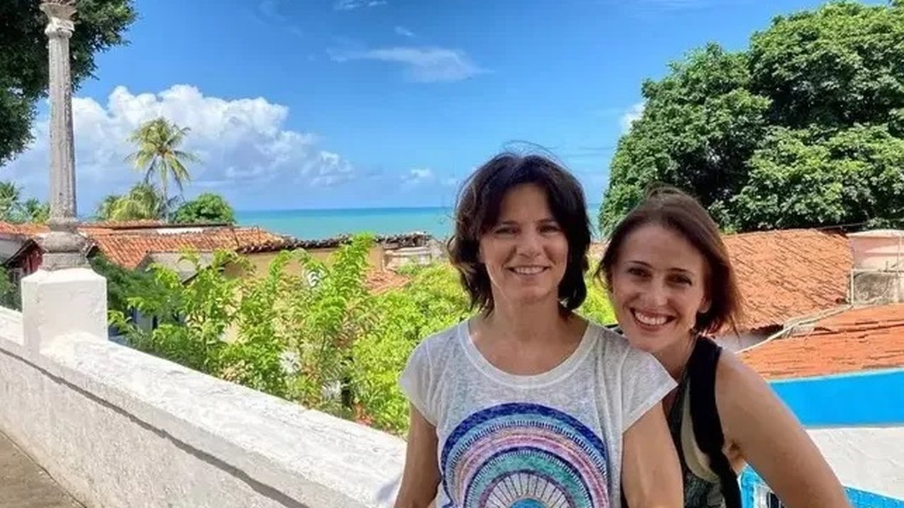 Em turnê com musical, Vera Zimmermann compartilha registro com namorada