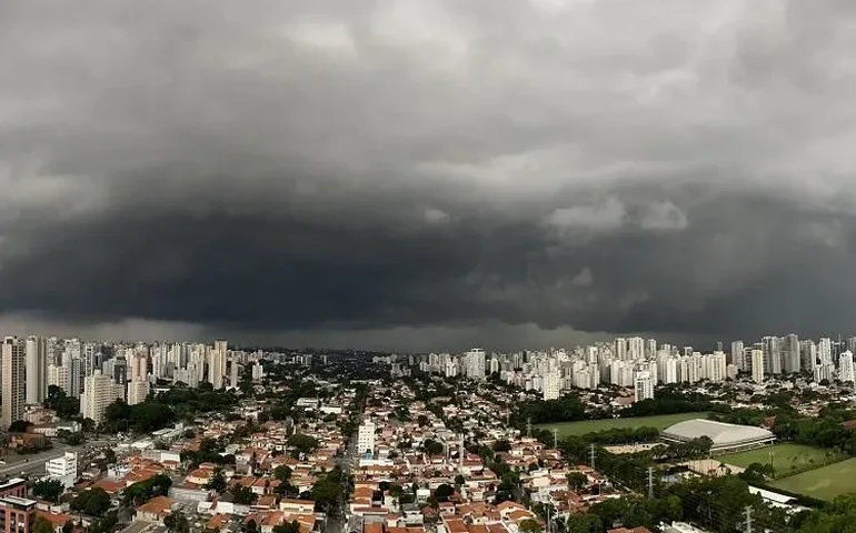 Chuva causa estragos no ABC e se espalha por SP; veja previsão do tempo