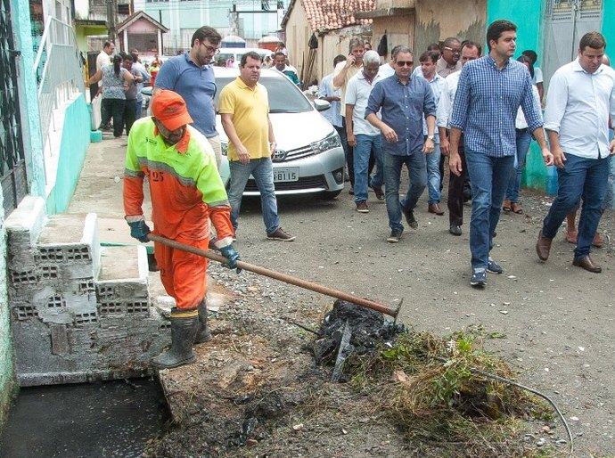 Prefeito Rui Palmeira vistoria obras de pavimentação em Bebedouro