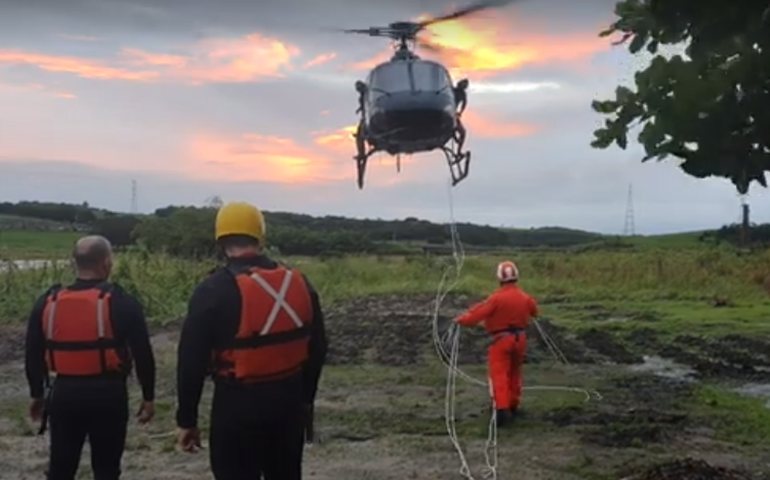 Homem é resgatado por helicóptero do DEA após ficar ilhado em trecho do Rio Paraíba, em Capela